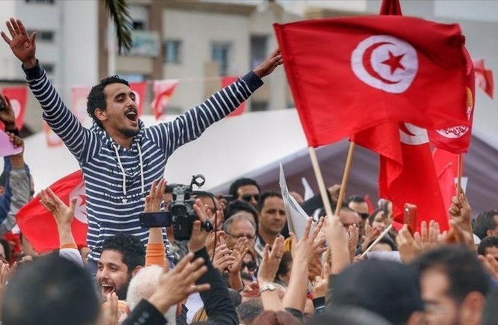 هل انحاز الإعلام العمومي في تونس للانقلاب؟ خبراء يجيبون