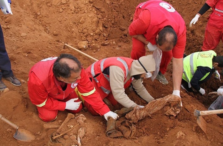 انتشال رفات جثث جديدة من مكب نفايات في "ترهونة" الليبية