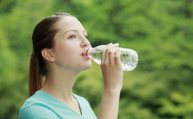 كيف يساعد البشرة شرب الماء بكثرة