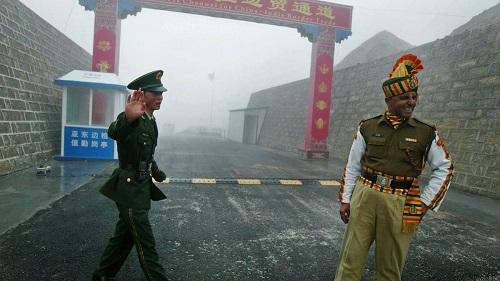 العوامل الطبيعية تعصف بالجنود على الحدود الهندية الصينية