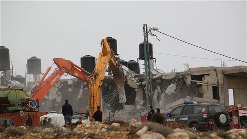 فلسطيني يهدم منزله ذاتيا بالقدس خشية استيلاء مستوطنين عليه