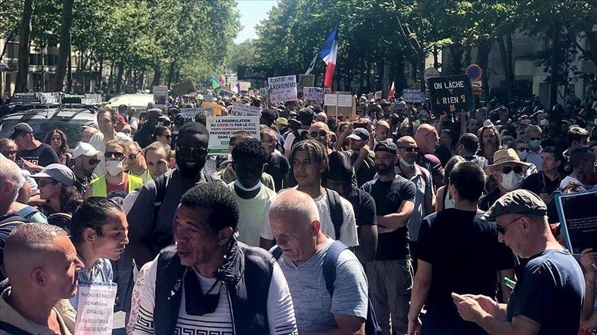 فرنسا.. الشرطة تفض مظاهرة رافضة لسياسات مكافحة كورونا