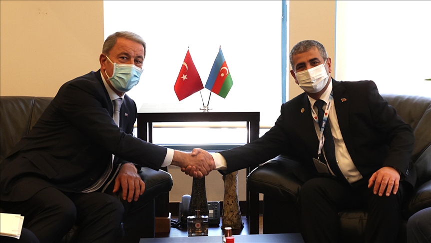 وزيرا الدفاع التركي والأذربيجاني يبحثان القضايا الدفاعية والأمنية
