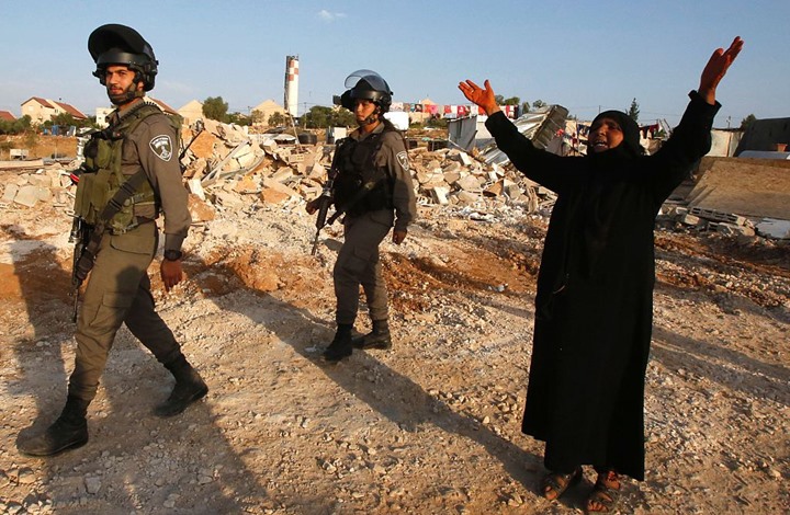 أم فلسطينية تتشبث بقبر ابنها أمام جرافات الاحتلال (شاهد)
