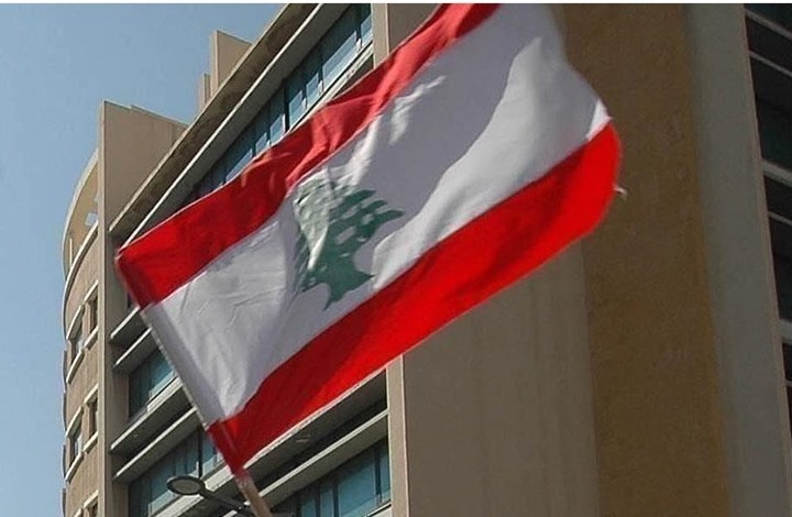 لبنانيون يحتجون ويقطعون الطرقات بسبب رفع أسعار الوقود