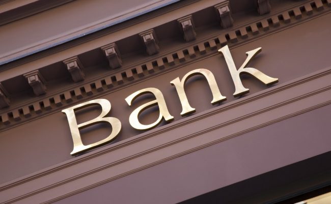 يعتبر البنك من المؤسسات العامة