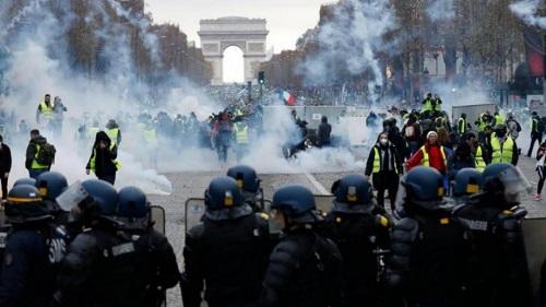 آلاف يتظاهرون في باريس