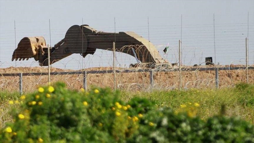إسرائيل تمنع تأهيل طريق زراعية وتحتجز طواقم العمل والمعدات