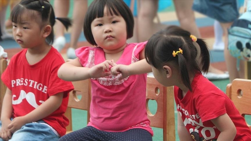 السلطات الصينية تسمح بإنجاب 3 أطفال