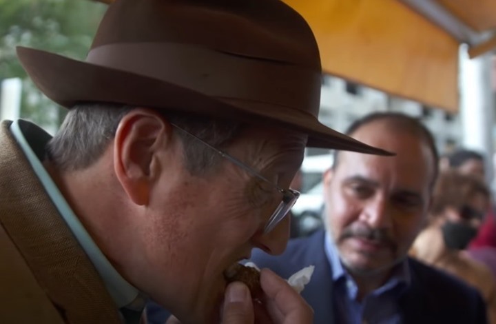 مذيع "CNN" يأكل الفلافل برفقة أمير أردني بعمّان (شاهد)