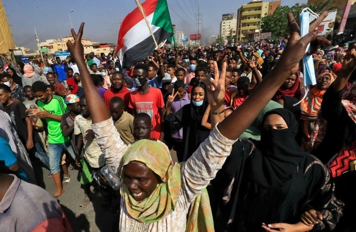 قتلى ومئات الجرحى في احتجاجات السودان ضد الانقلاب (شاهد)