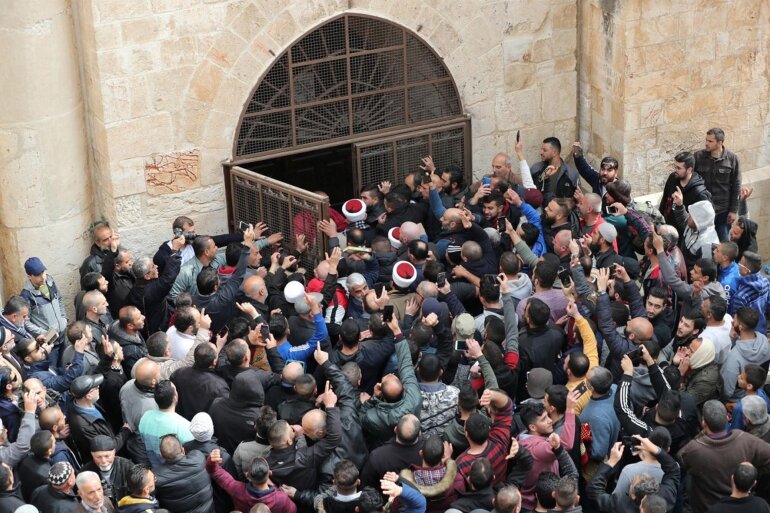 لحظة فتح مصلى باب الرحمة- Palestinian Muslims enter the Golden Gate near Al-Aqsa mosque in Jerusalem's Old City February 22, 2019. REUTERS/Ammar Awad