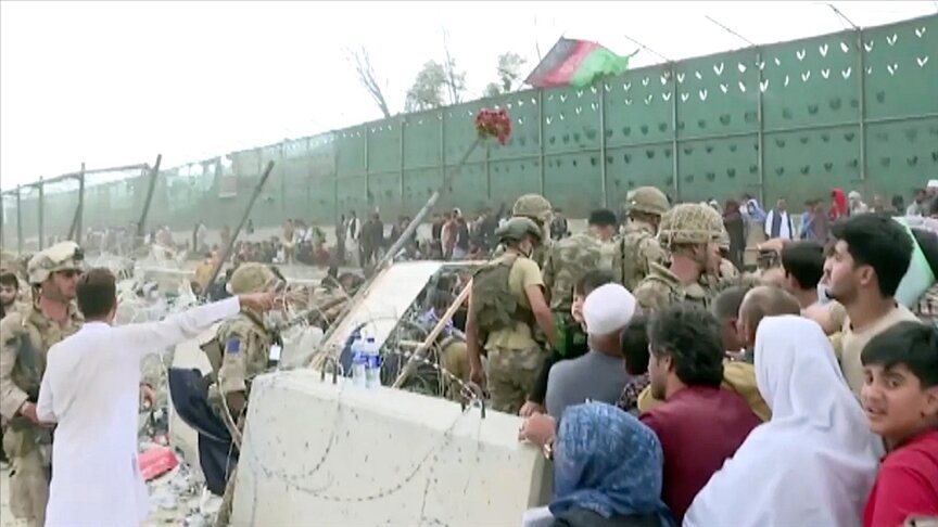 آلاف الأفغانيين يرابطون أمام مطار كابل سعيا لـ"رحلة الأمل"