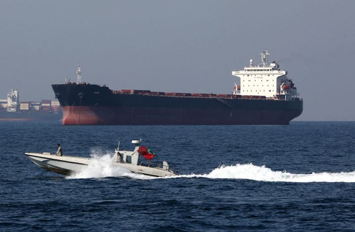 "مواجهة بحرية" بين الحرس الثوري ومدمرة أمريكية ببحر عمان