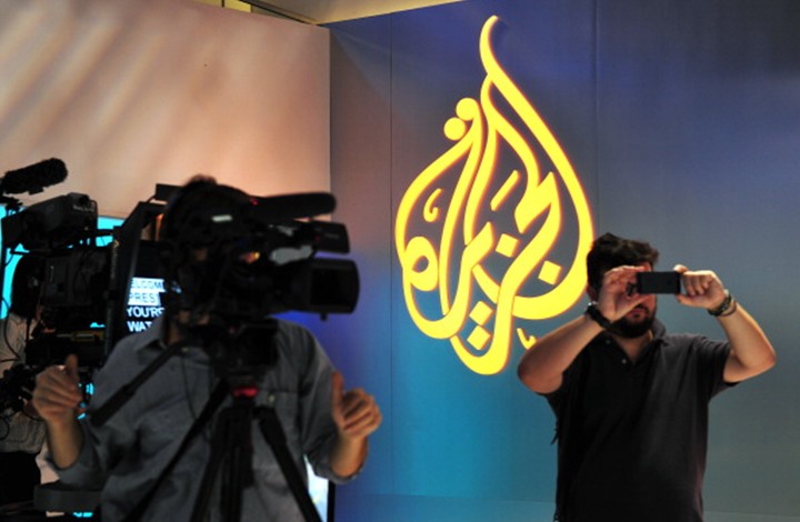 إعلانات الجزيرة تنتشر بقلب القاهرة.. ونشطاء يعلقون (شاهد)