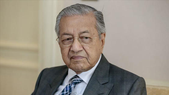 الحزب الماليزي الحاكم يفصل مهاتير محمد
