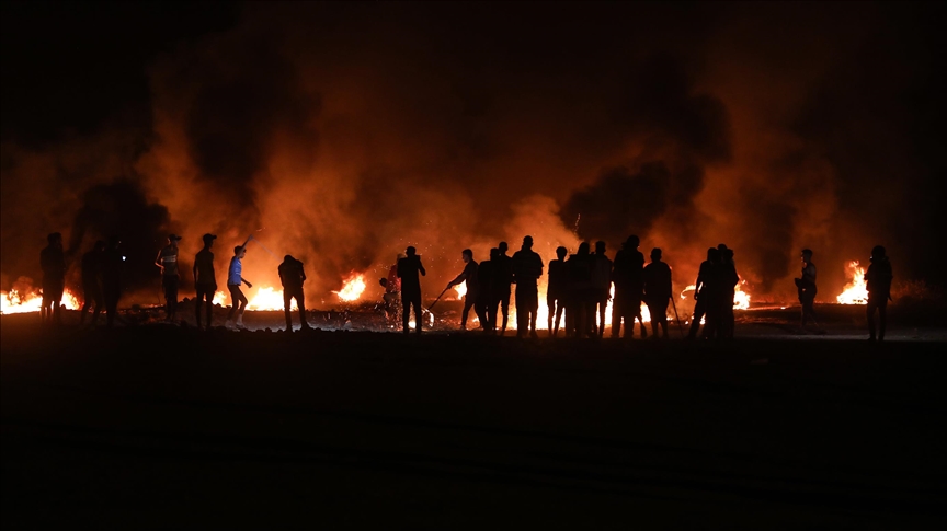 "الإرباك الليلي".. شبان يتظاهرون قرب حدود غزة مع إسرائيل