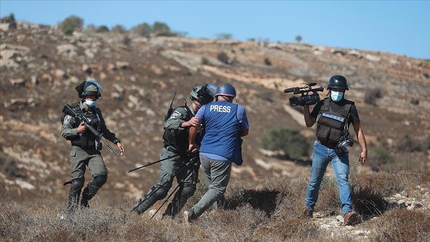 الجيش الإسرائيلي يحتجز 7صحفيين جنوبي الضفة