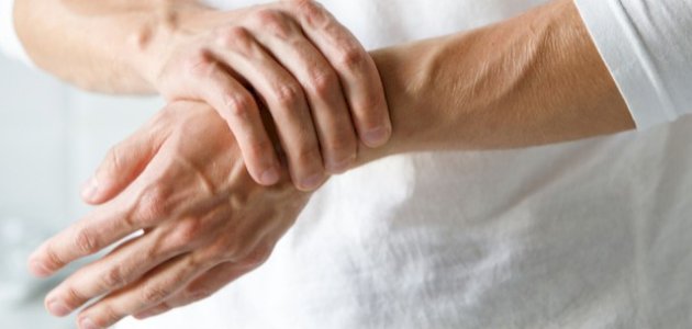 ما هي أعراض الروماتيزم في اليدين؟