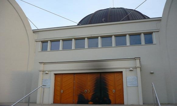 أنصار عدو المسلمين «خيرت فيلدرز» يدعون لإحراق المساجد في هولندا
