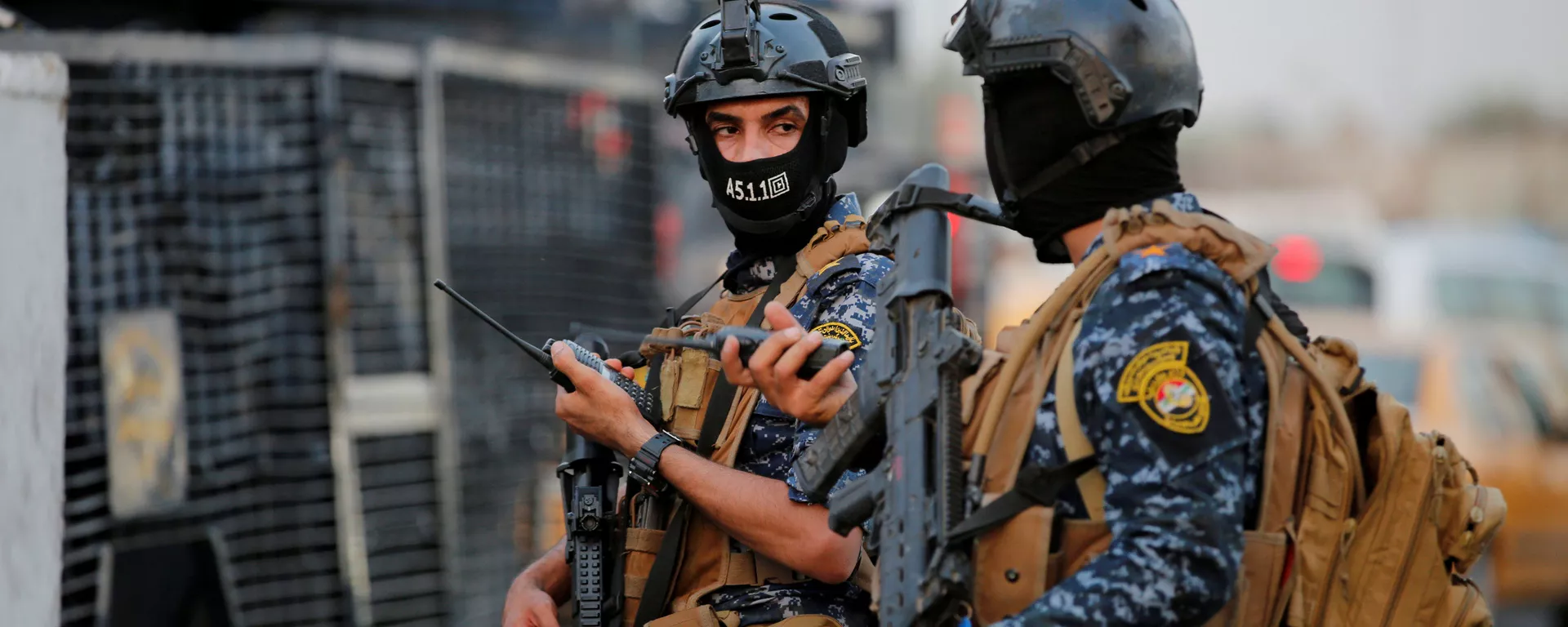 أفراد من الشرطة الفيدرالية العراقية يراقبون مركبات عسكرية في أحد شوارع بغداد، 7 أكتوبر/تشرين الأول 2019 - سبوتنيك عربي, 1920, 31.07.2021
