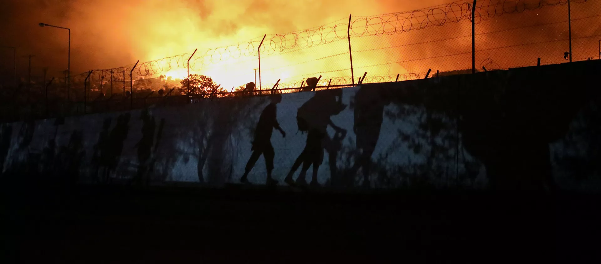 اندلاع حريق في مخيم موريا المكتظ باللاجئين في اليونان، 9 سبتمبر 2020 - سبوتنيك عربي, 1920, 17.12.2020