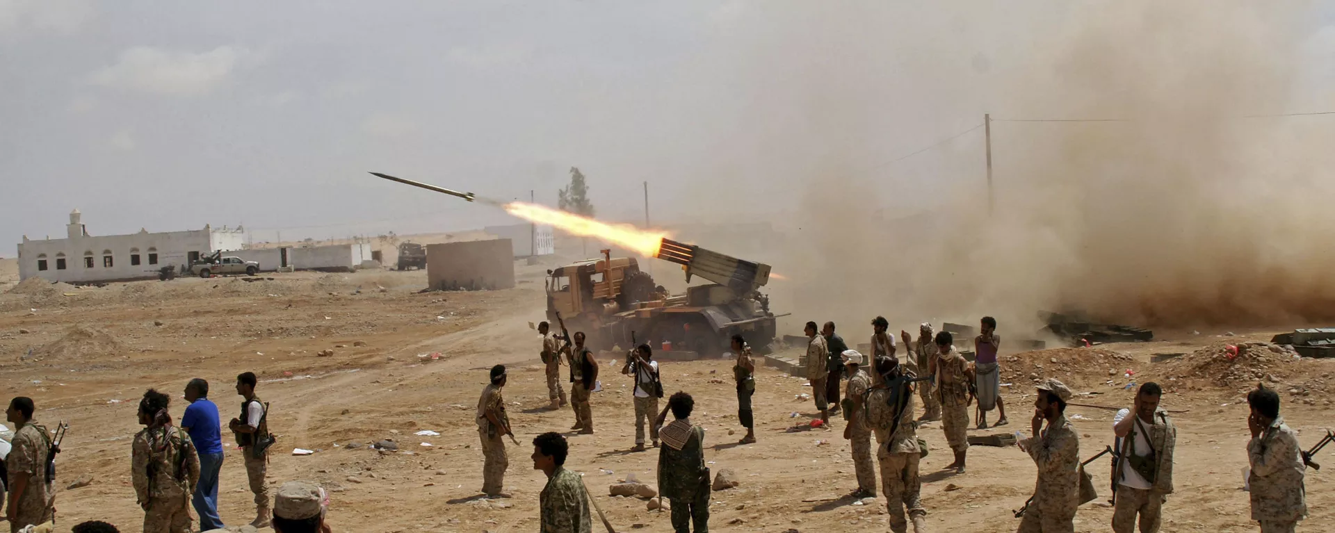 جنود من الجيش اليمني يطلقون صواريخ - سبوتنيك عربي, 1920, 01.08.2021