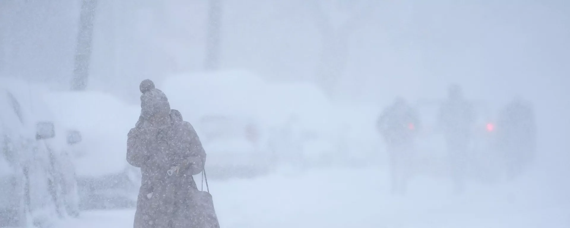 تحاول امرأة حماية وجهها  بيدها من تساقط الثلوج أثناء المشي في ظروف بيضاء في جيرسي سيتي، نيوجيرسي، الولايات المتحدة 1 فبراير 2021.
 - سبوتنيك عربي, 1920, 23.12.2022