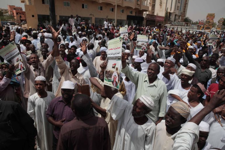 محتجون غاضبون يطالبون برحيل فولكر وبعثته من السودان