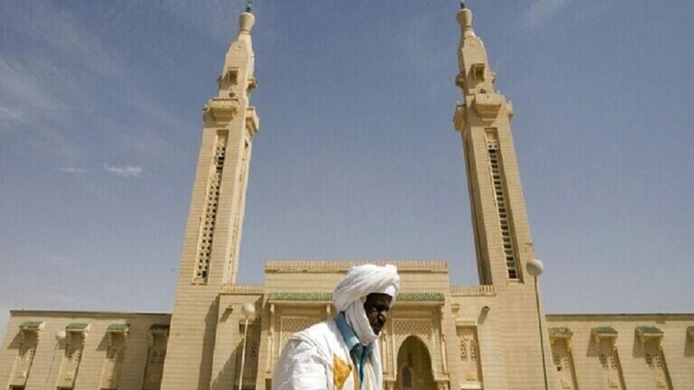 الموريتانيون يتوافدون على المساجد بعد تخفيف قيود الحجر