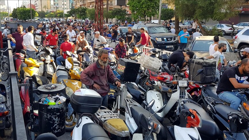"أزمة الوقود".. عشرات اللبنانيين يصلون الجمعة بمحطة محروقات