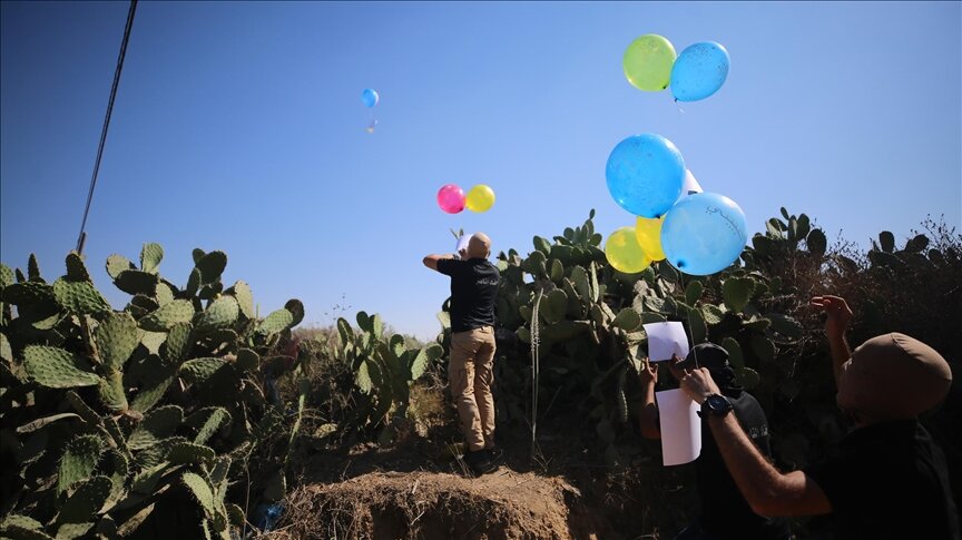 من غزة.. "بالونات تحذيرية" نحو إسرائيل للمطالبة برفع الحصار