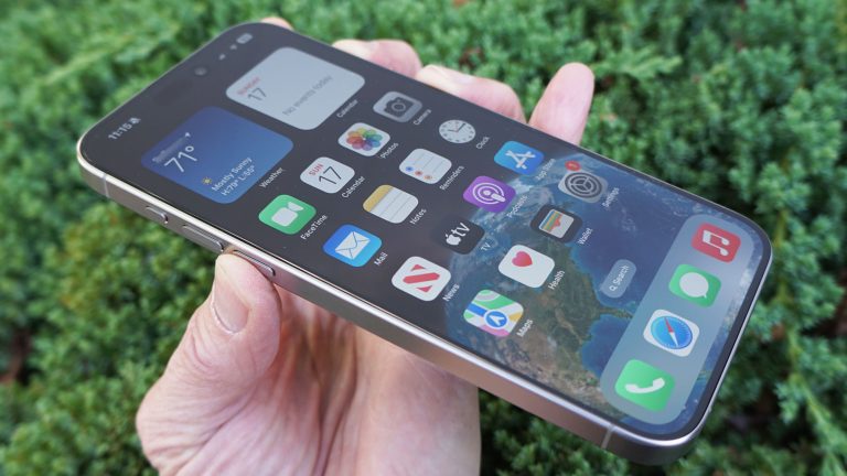 بعض مستخدمي iPhone 15 Pro Max يبلغون عن مشكلة 'حرق الشاشة' OLED